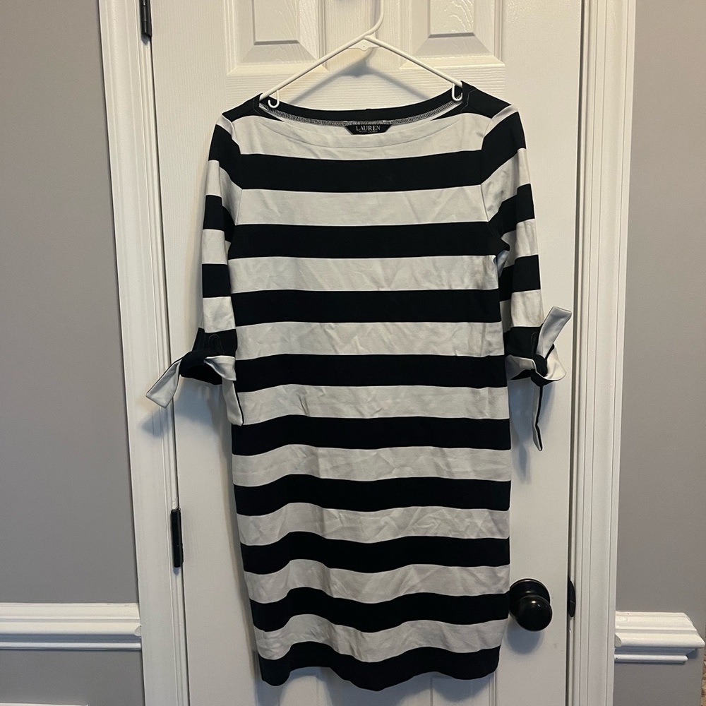 Ralph Lauren Woman’s Dress
Black&White Striped 3/4 Sleeve With Tie Design Size M